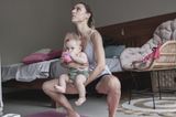 Postpartum Unfiltered: Frau macht Sport mit Baby