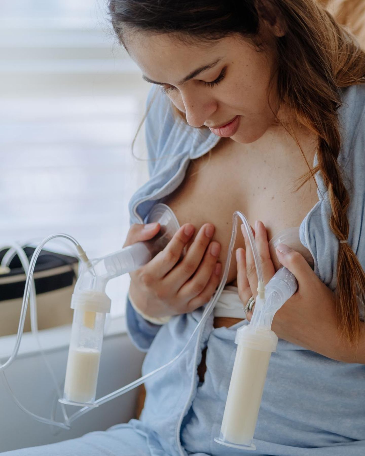 Postpartum Unfiltered: Frau pumpt Milch aus der Brust