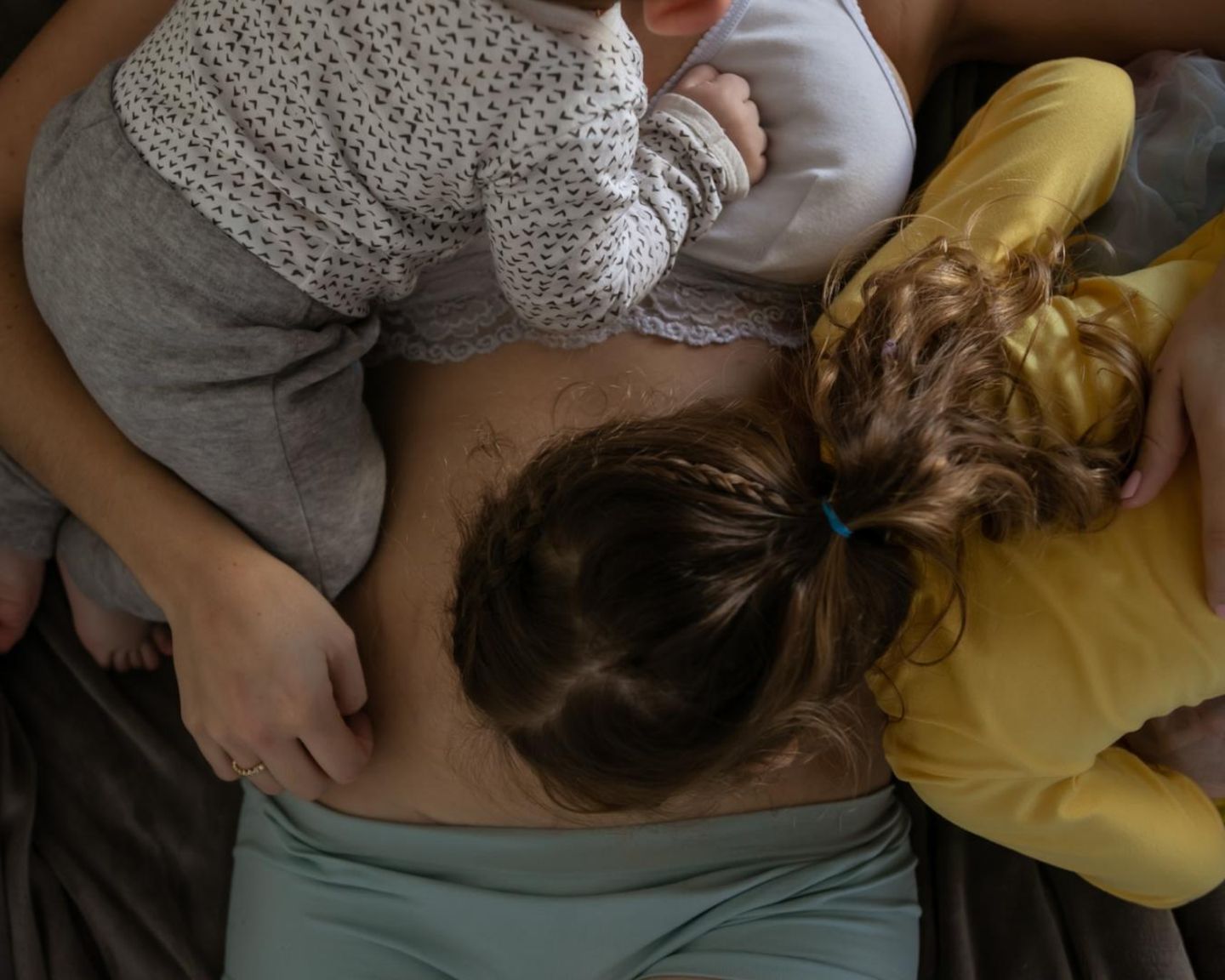 Postpartum Unfiltered: Kinder auf Mutters Bauch