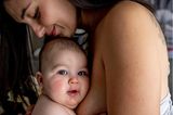Postpartum Unfiltered: Baby auf Mamas Arm