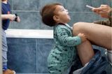 Postpartum Unfiltered: Mutter und Kind im Badezimmer