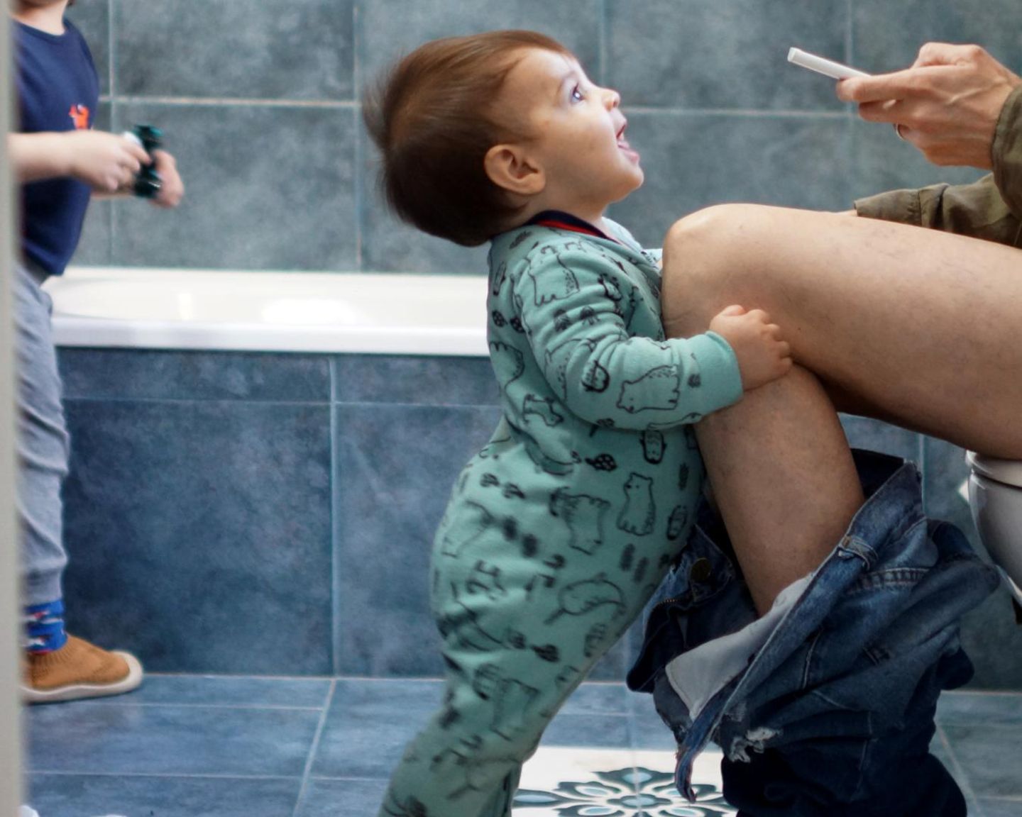 Postpartum Unfiltered: Mutter und Kind im Badezimmer