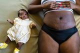Postpartum Unfiltered: Baby liegt neben der Mutter