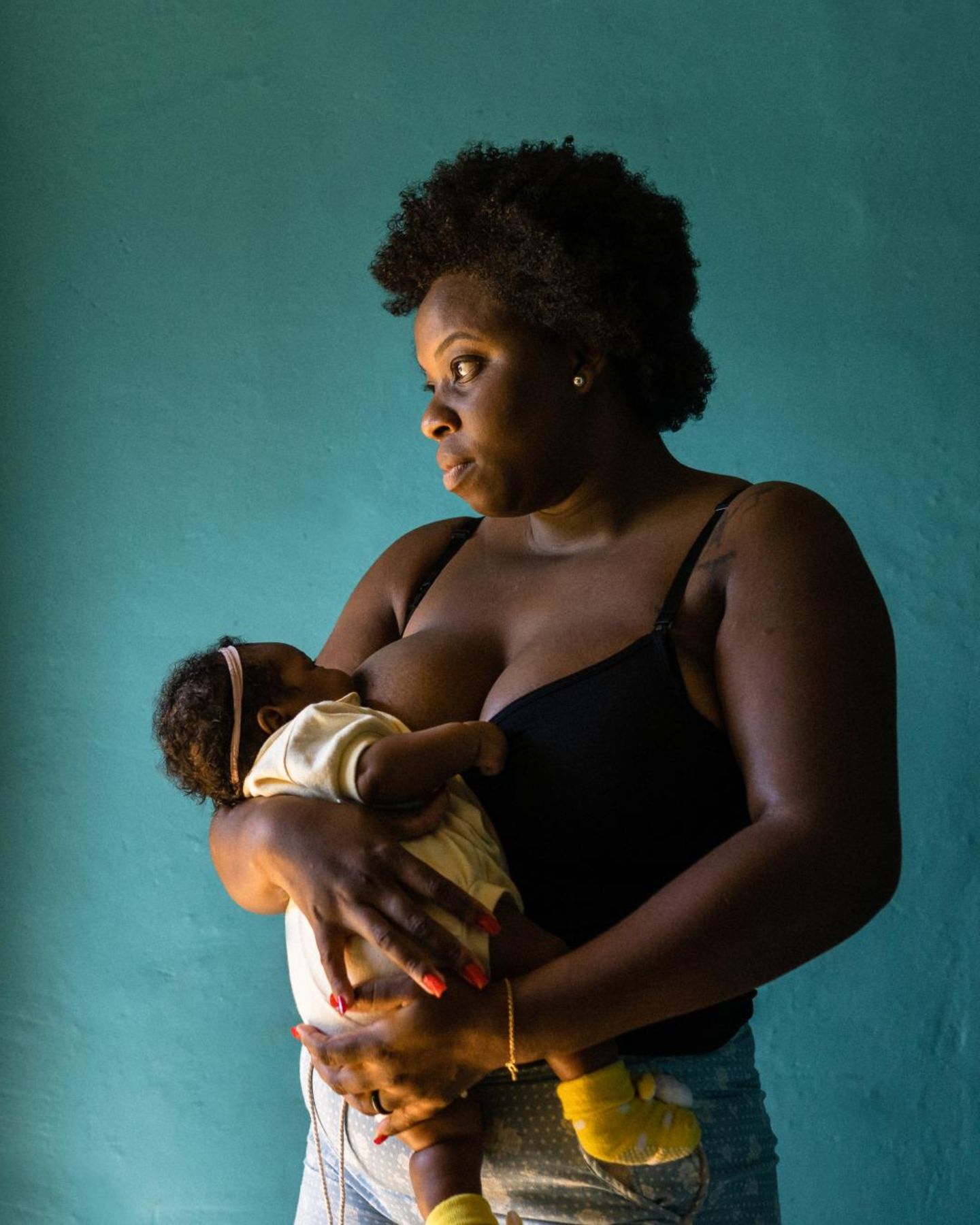 Postpartum Unfiltered: Frau hält Baby im Arm