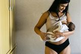 Postpartum Unfiltered: Mutter stillt Baby im Stehen