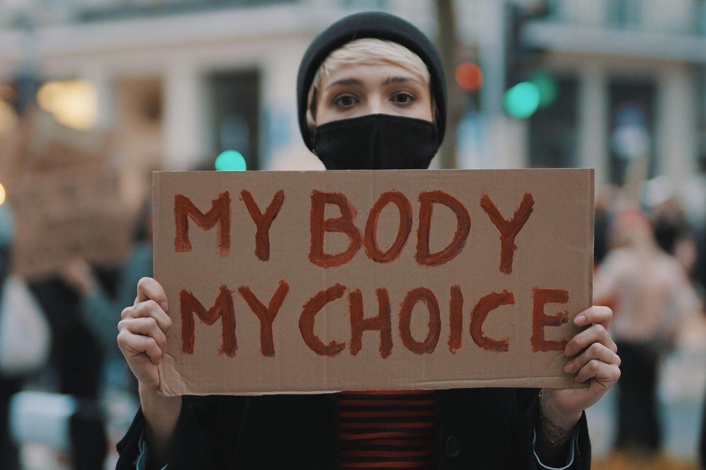 Abtreibungsverbot in Texas: Frau hält Demonstrationsschild in den Händen mit der Aufschrift "My body, my choice"