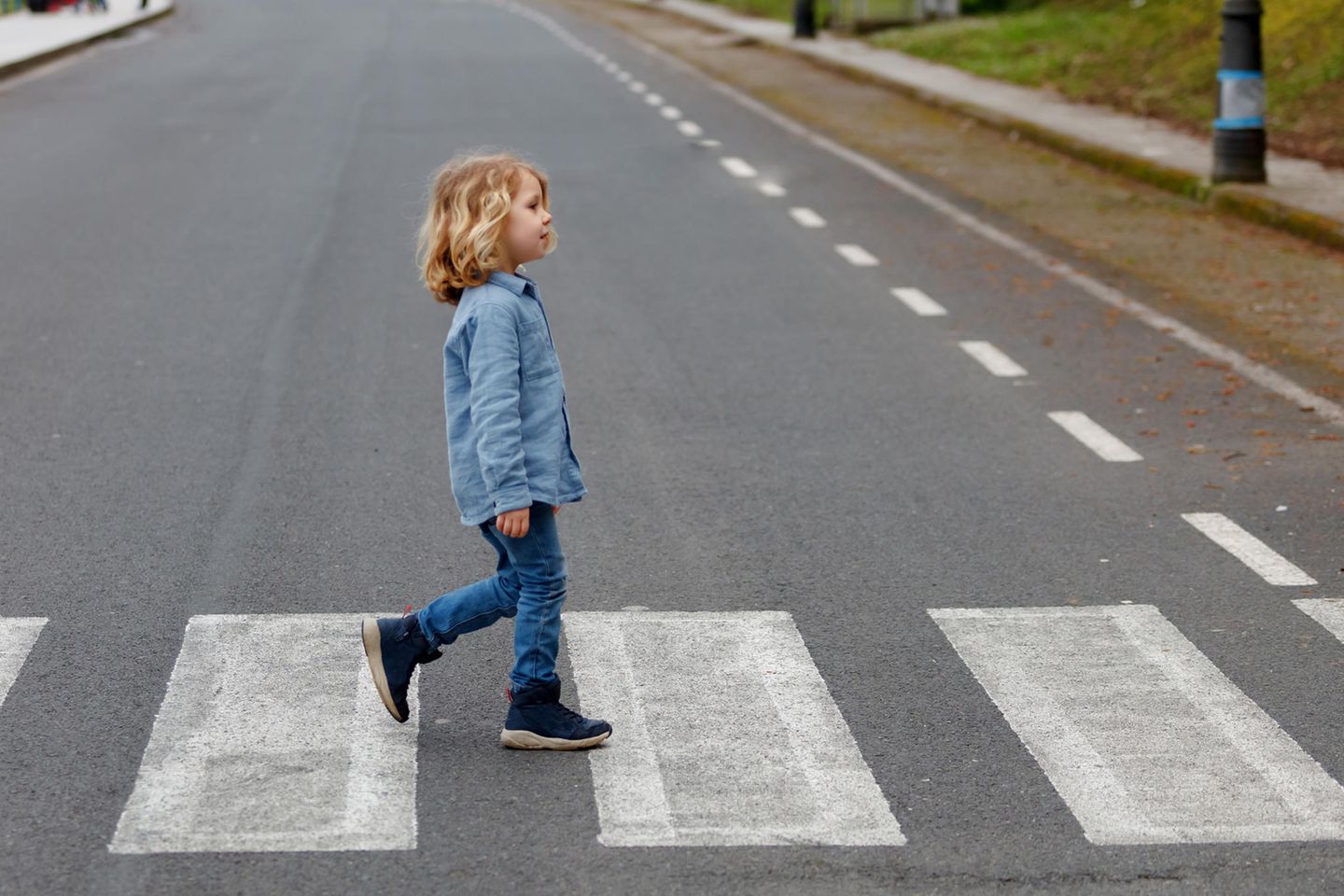 Kind überquert die Straße