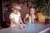 Kinder spielen ein Kartenspiel
