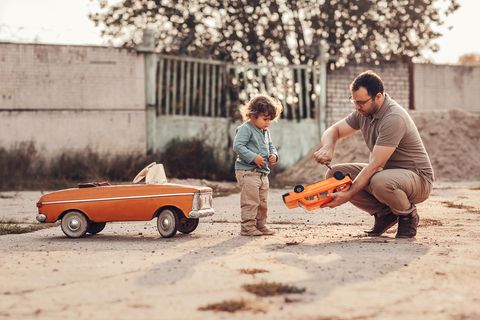 Sachen reparieren: Vater repariert Spielzeugauto
