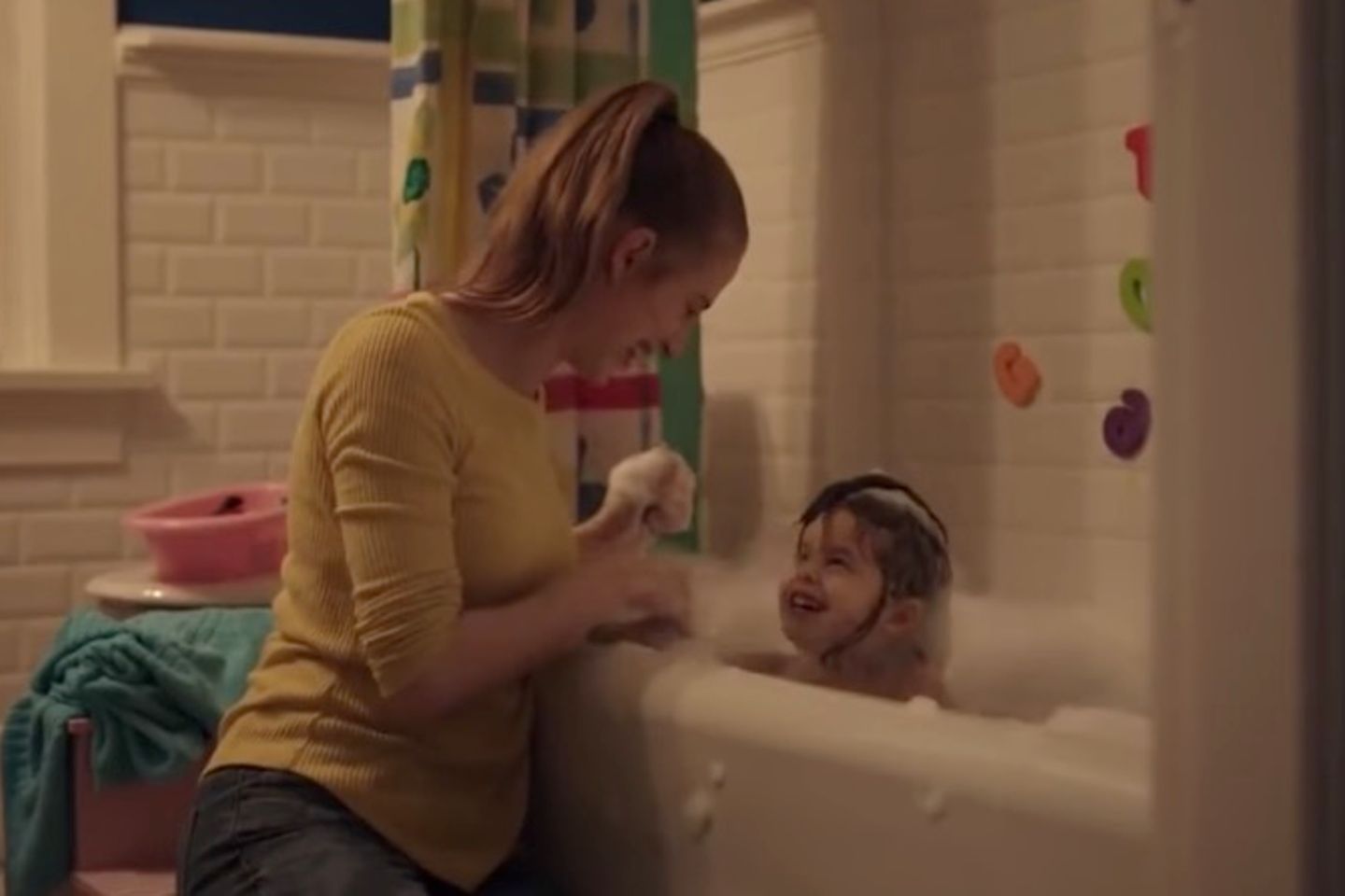 Kinder werden schnell groß: Mama spielt mit Tochter in der Badewanne
