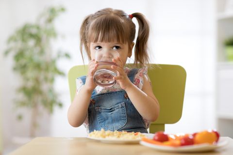 Kind trinkt Wasser
