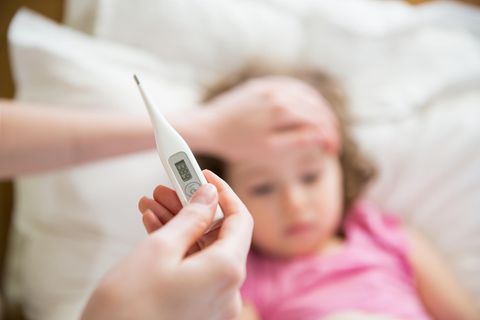 Drei-Tage-Fieber: Mutter misst Fieber beim Kind
