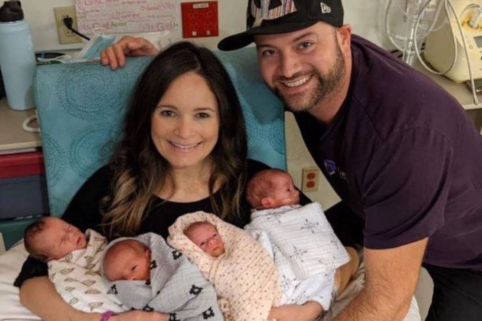 Santina und Adrian Monreal mit ihren neugeborenen vier Kindern.