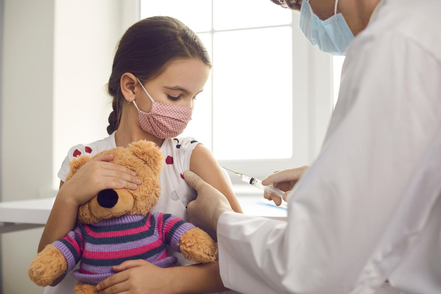 Studie zeigt: Kinder unter zwölf Jahren vertragen den Biontech-Impfstoff gut.