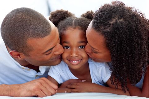 Rassismus: PPoC-Eltern küssen ihre Tochter auf die Wange