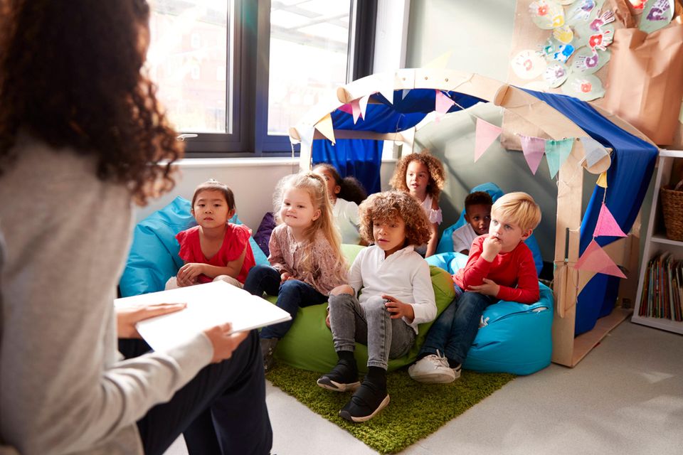Kinder gegen Rassismus stark machen Rassismus: Unterschiedliche Kinder sitzen im Kindergarten beisammen