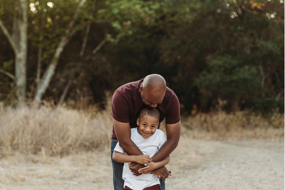 Rassismus: BPoC-Vater umarmt seinen Sohn
