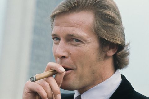 Intime Bekenntnisse: Roger Moore mit Zigarre
