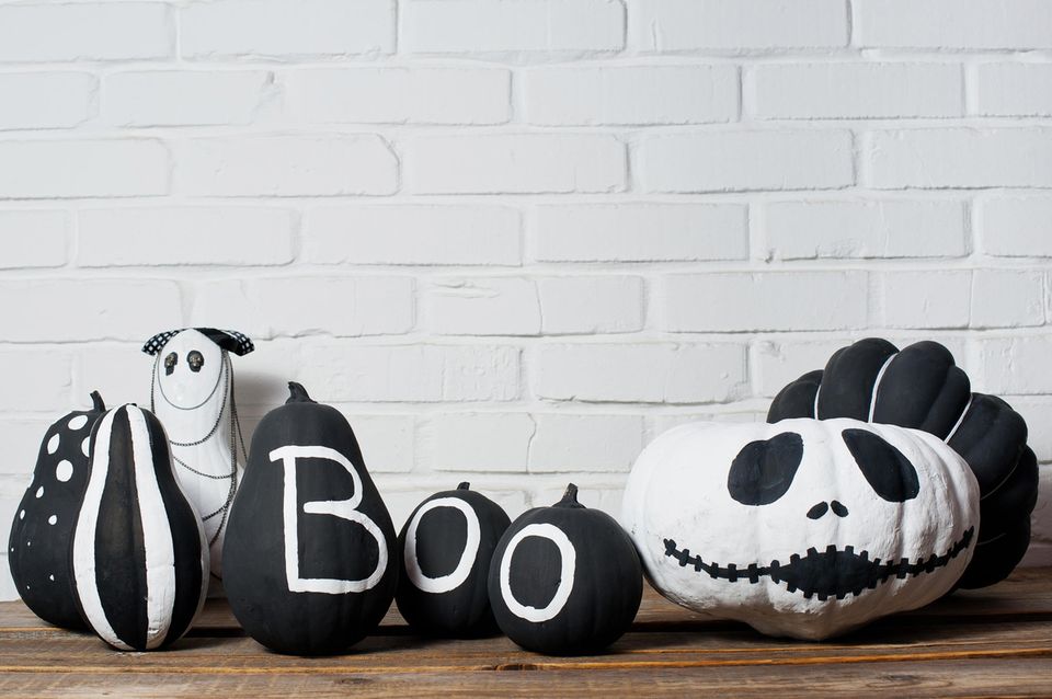 Halloween-Deko basteln: Schwarz-weiße Kürbisse