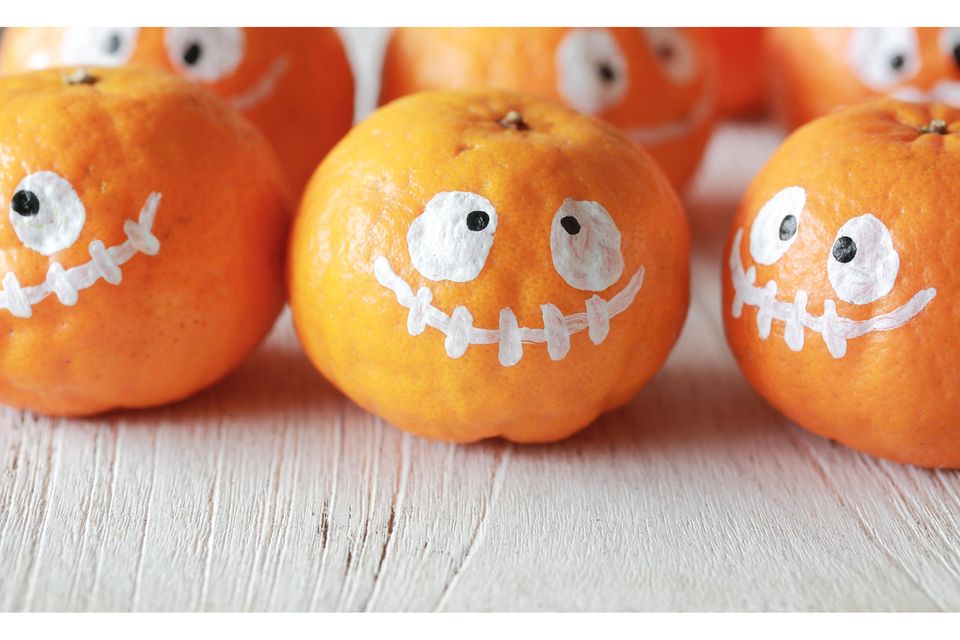 Halloween-Deko basteln: Mandarinen mit Halloween-Bemalung