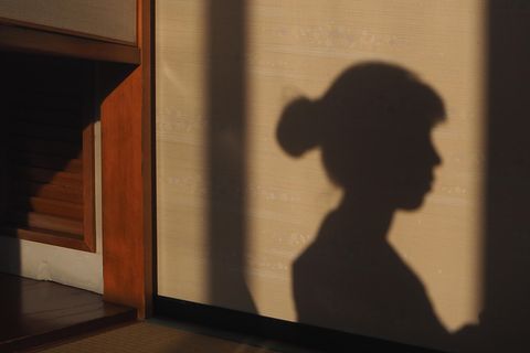 Fehlgeburt verarbeiten: Schatten einer Frau