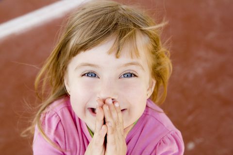 Peinliche Kindersprüche: Mädchen hält Hand vor den Mund