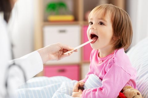 Kinderkrankheiten: Kind sagt ah beim Arzt