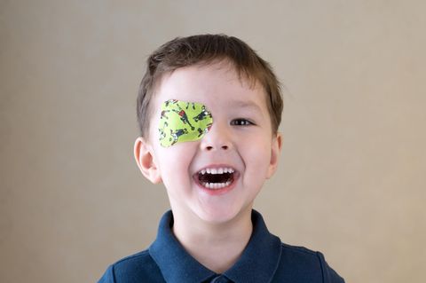 Okklusionstherapie: Junge mit Pflaster auf dem Auge