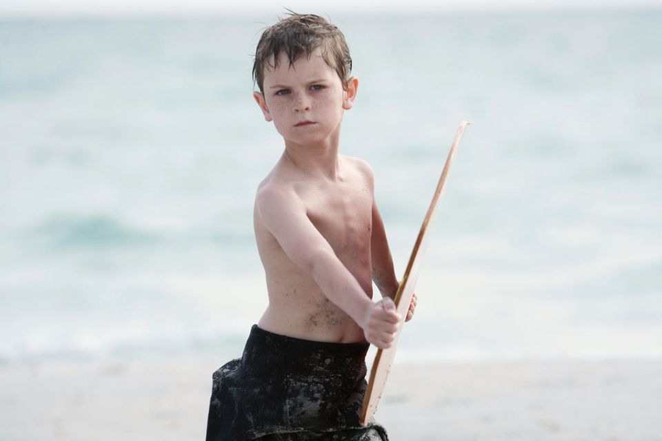 Umweltfreundlich: Junge mit Skimboard am Strand