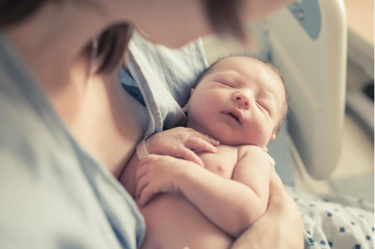 Mutter mit Neugeborenem im Arm