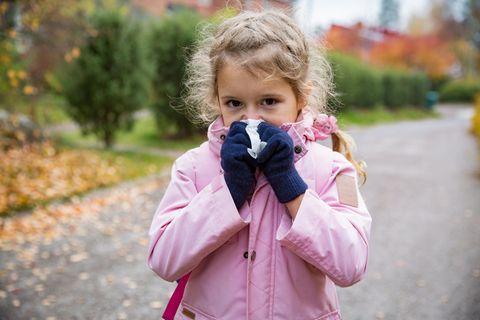 Erkältungs-ABC: Kleines Mädchen mit Taschentuch