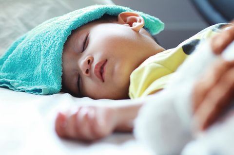 Kita-Keime: Kleiner Junge liegt krank im Bett