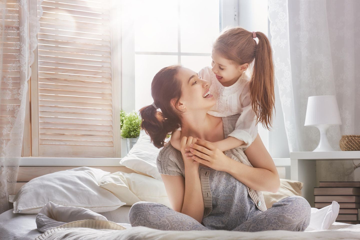 9 Tipps, mit denen du im Alltag gelassener wirst: Mutter und Tochter sind entspannt zu Hause.