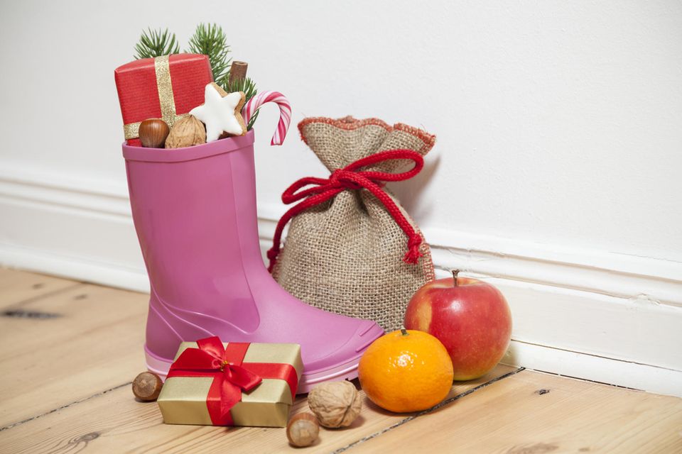 Nikolausgeschenke für Kinder: Pinker Gummistiefel mit Geschenk und Süßem gefüllt