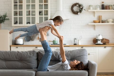 8 Anzeichen, dass du dich selbst unterschätzt: Mutter mit ihrer Tochter zu Hause.