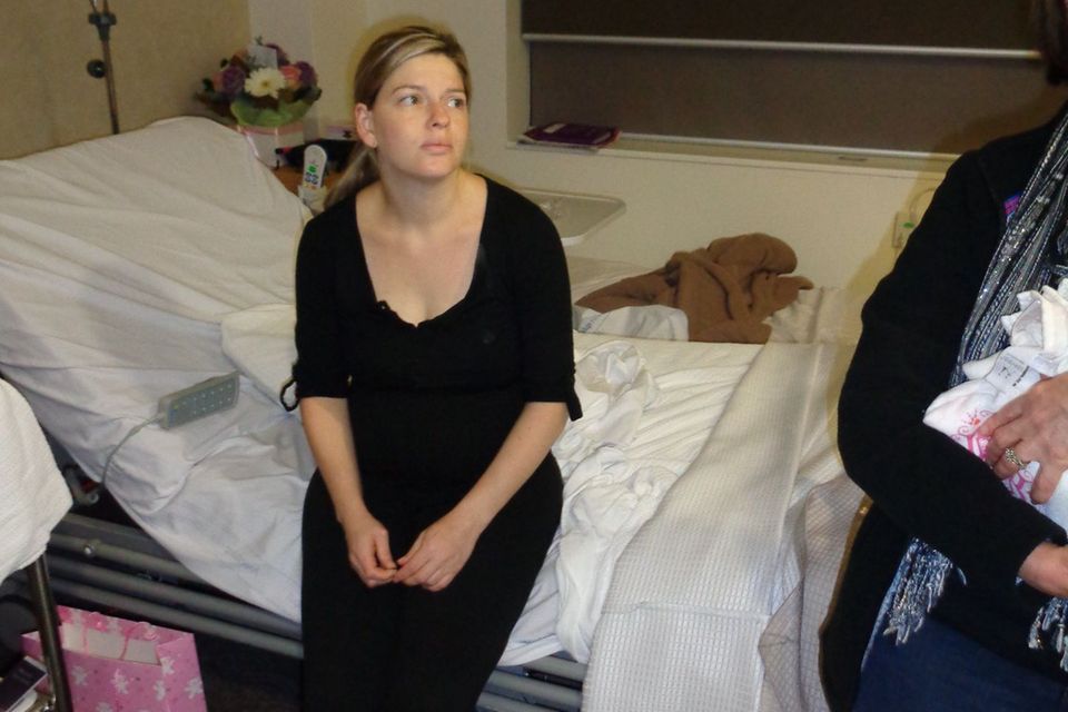 "Ist das zu viel verlangt?" Mutter spricht offen über Besuch im Wochenbett: Katie Bowman sitzt auf ihrem Krankenhausbett.