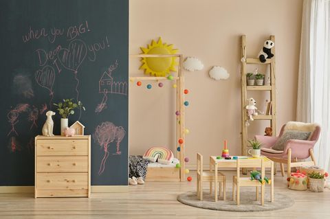Ein Kinderzimmer, das nach Montessori eingerichtet ist