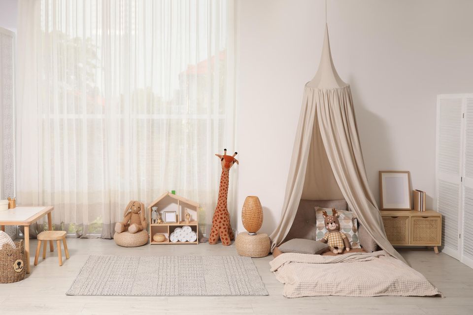 Ein hübsch eingerichtetes Kinderzimmer mit Schlaf-Tipi