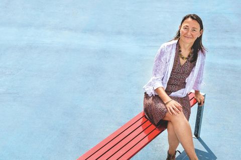 Isabelle Mansuy: Isabelle Mansuy sitzt auf einer roten Bank