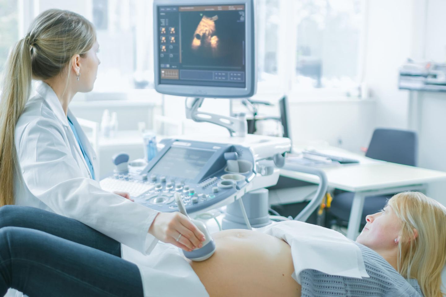 Feindiagnostik: Schwangere wird mit Ultraschall untersucht