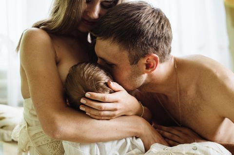 Neue Umfrage zeigt: Vater und Mutter beim Stillen ihres Babys