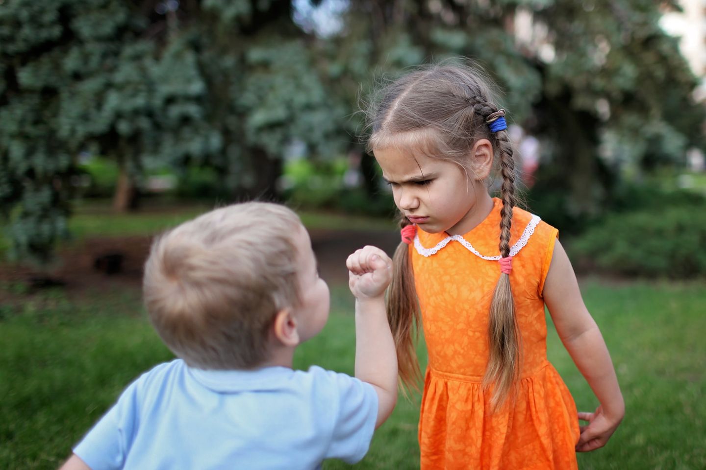 Zwei kleine Kinder streiten sich