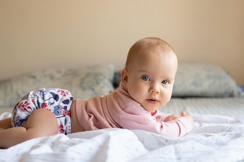 Stoffwindel im Test: Zufriedenes Baby in Stoffwindel