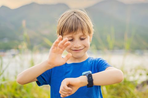 Kinder-Smartwatch im Test: Ausschnitt eines Mädchens, das in ihre rosafarbene Smartwatch hineinspricht