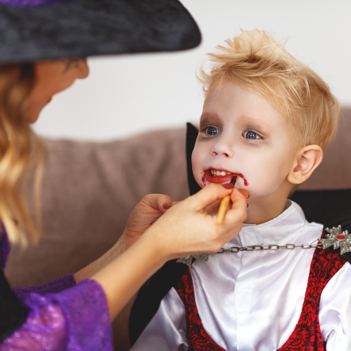 Vampir schminken: So wird das Kind zum Blutsauger