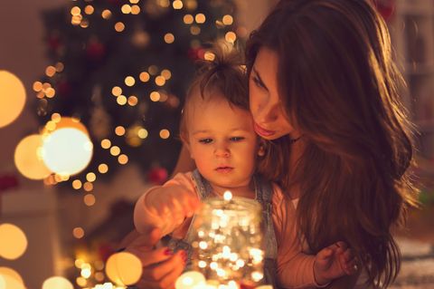 Entspannte Weihnachten: Mutter mit Kind