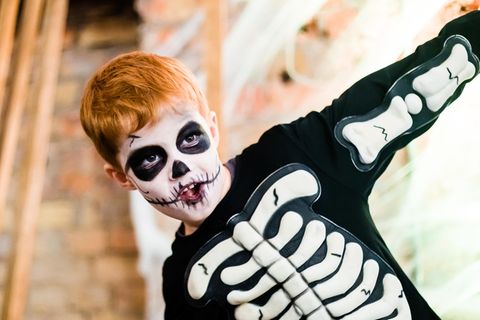 Junge mit Skelett-Schminke und Kostüm