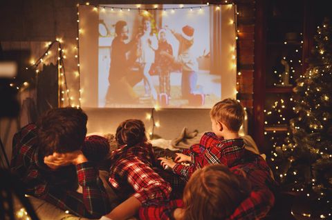 Familie schaut Weihnachtsfilm auf der Leinwand