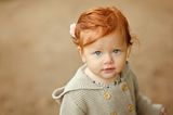 Kleines Mädchen mit roten Haaren