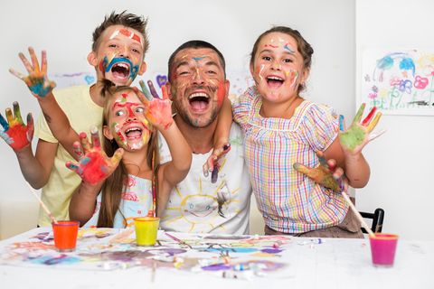 Quiz: Vater und 3 Kindern malen mit bunter Farbe